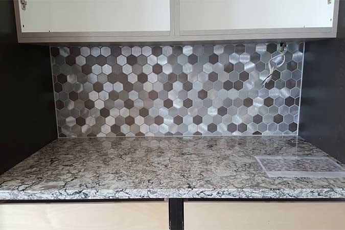 Kitchen backsplash with a hexagon pattern